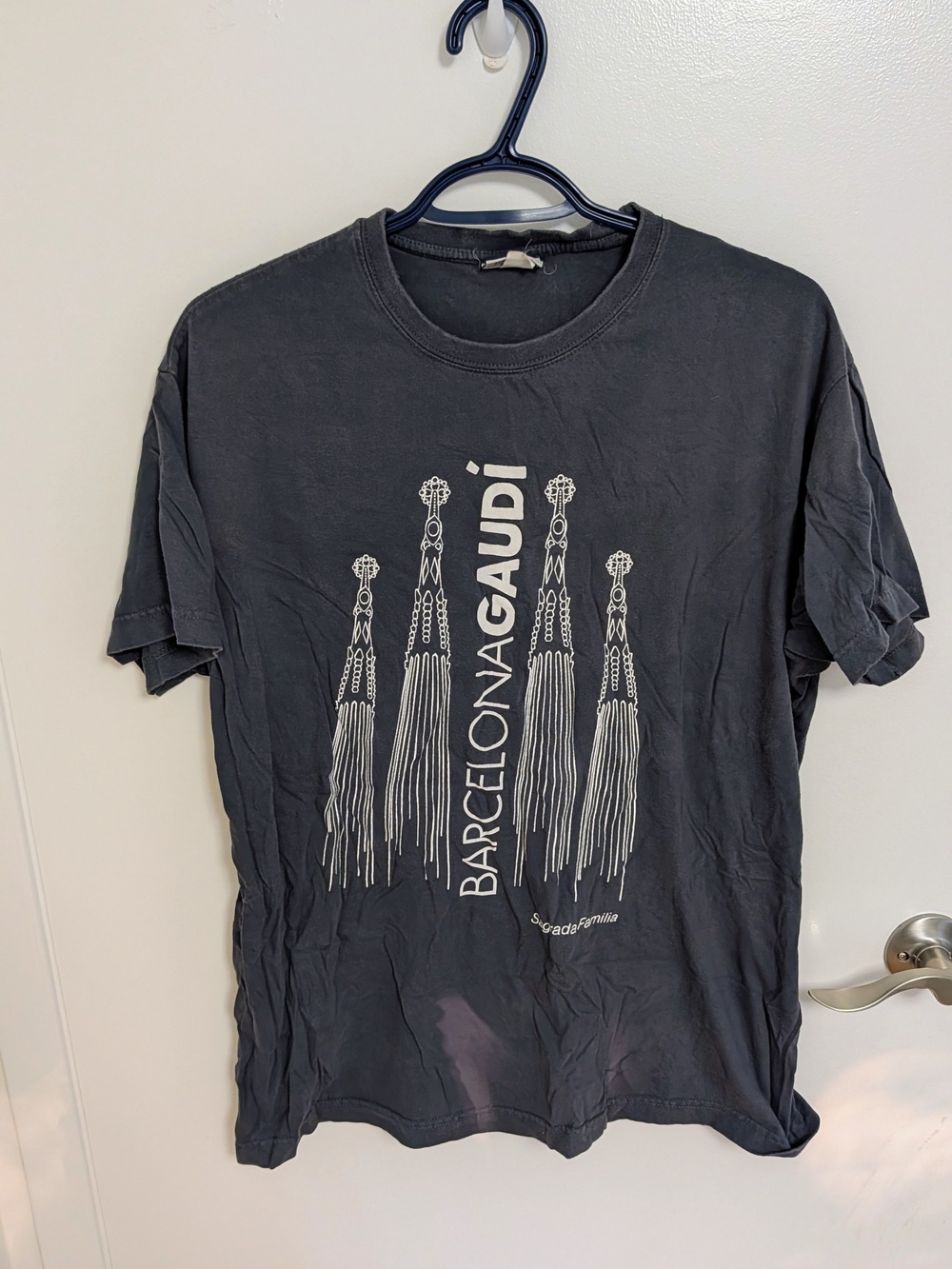 Barcelona Gaudí Sagrada Familia T-Shirt - Men's Large